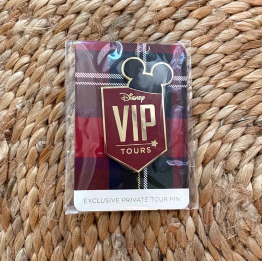 Walt Disney World Collectible VIP Tour Pin